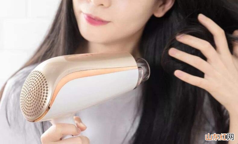 如何吹头发快速又不伤害发质