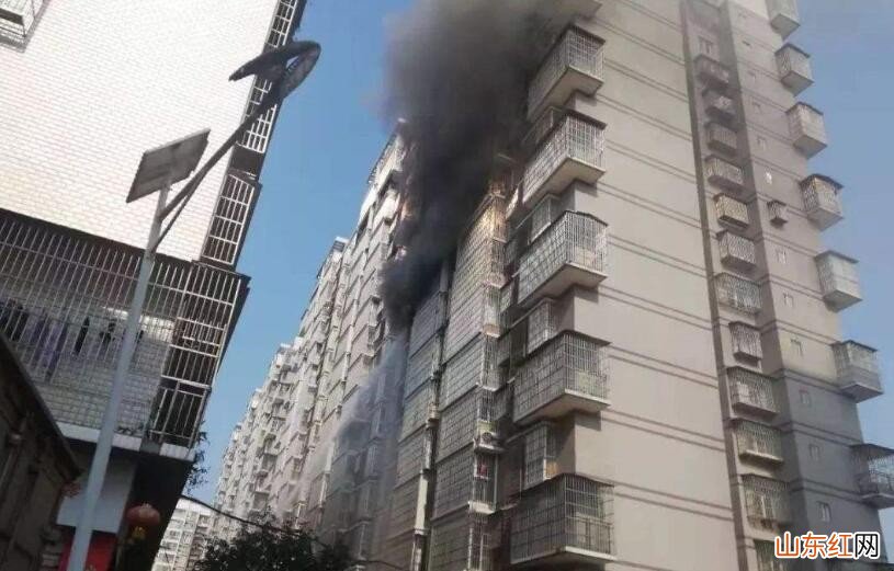 在火灾发生时遇到浓烟的情况下应如何逃生