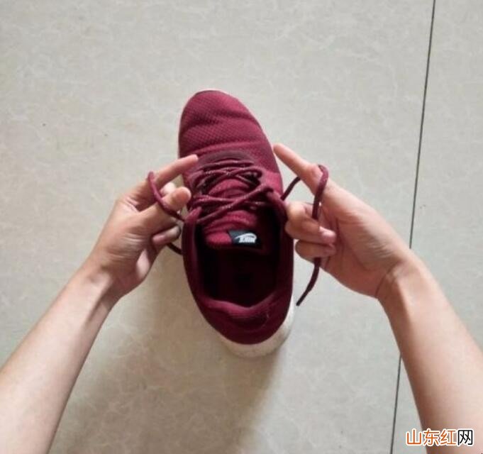 怎样系出漂亮的蝴蝶结鞋带