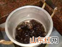 新鲜盖益母草的吃法 加入爽脆木耳同煮口感更丰富